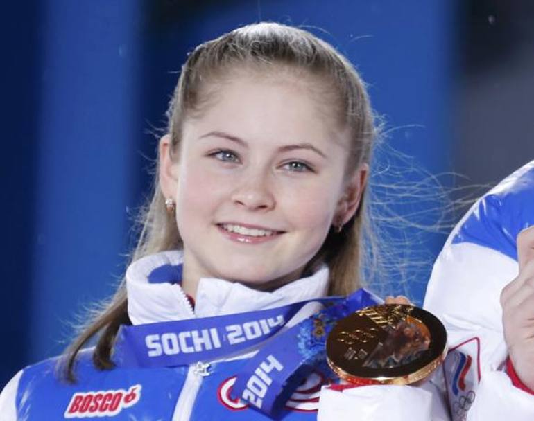Yulia Lipnitskaya mentre mostra la medaglia d&#39;oro vinta nel pattinaggio figura (Reuters)